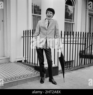 Michael Crawford (23) photographié à l'extérieur de sa maison, à Sussex Gardens, Londres, W2. Photo prise le 5th mai 1965 Banque D'Images