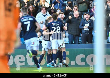 LONDRES, ROYAUME-UNI. 26th FÉV Jake Cooper de Millwall fête avec ses coéquipiers après avoir marquant le premier but de son équipe lors du match du championnat Sky Bet entre Millwall et Sheffield United au Den, Londres, le samedi 26th février 2022. (Credit: Ivan Yordanov | MI News) Credit: MI News & Sport /Alay Live News Banque D'Images