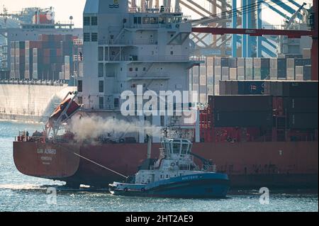 Pratique bateau tirant une corde pour guider et garer le grand cargo Banque D'Images