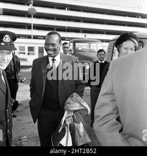Le premier ministre de Bechuanaland, Seretse Khama, et son épouse Ruth Williams Khama (visage partiellement obscurci) arrivant à l'aéroport de Londres en provenance d'Afrique du Sud. 20th octobre 1965. Banque D'Images