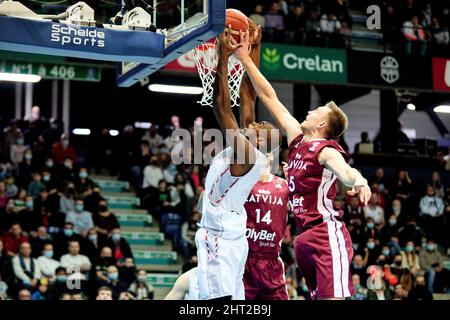 Kevin TUMBA (16) de Belgique et Mareks MEJERIS (5) de Lettonie pendant la coupe du monde FIBA 2023, qualifications européennes, 1st Round Group A Basketball match entre la Belgique et la Lettonie le 25 février 2022 au Mons Arena à Mons, Belgique - photo Ann-Dee Lamour / CDP MEDIA / DPPI Banque D'Images