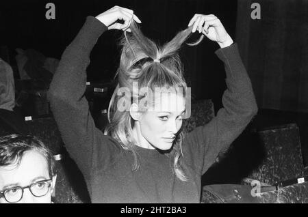 Répétitions avant la Royal film Performance for Born Free, à l'Odeon, Leicester Square, Londres, dimanche 13th mars 1966. Notre photo montre... Ursula Anrobe tire à ses cheveux. Banque D'Images
