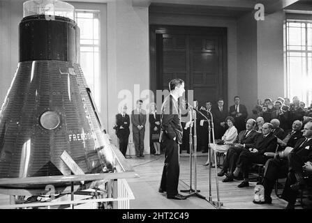 Mercury vaisseau spatial Friendship 7 au Science Museum, Londres, octobre 1965. Nouvelle conférence de presse pour annoncer que l'astronaute Colonel John Glenn ouvrira la semaine prochaine à Londres une exposition de la capsule spatiale Mercury dans laquelle il a effectué son vol spatial historique sur trois orbites en 1962. L'exposition sera ouverte jusqu'en février (1966). Banque D'Images