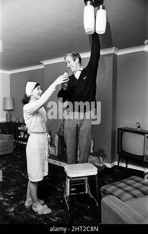 Bobby Charlton de Manchester United en photo avec sa femme Norma dans leur nouvelle maison de luxe à Lymm, Cheshire. 11th novembre 1966. Banque D'Images