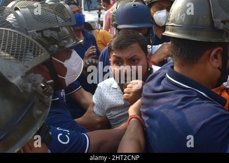 Kolkata, Inde. 26th févr. 2022. Des membres du Parti du Congrès protestent contre le meurtre présumé de l'ancien élève d'Aliah Anish Khan à Kolkata. (Photo de Sudipta Das/Pacific Press) crédit: Pacific Press Media production Corp./Alay Live News Banque D'Images