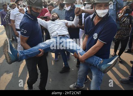 Kolkata, Inde. 26th févr. 2022. Des membres du Parti du Congrès protestent contre le meurtre présumé de l'ancien élève d'Aliah Anish Khan à Kolkata. (Photo de Sudipta Das/Pacific Press) crédit: Pacific Press Media production Corp./Alay Live News Banque D'Images