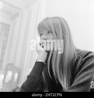Françoise Hardy, chanteuse française photographiée dans sa chambre d'hôtel, Londres, 3rd novembre 1966. Françoise Hardy est au Royaume-Uni pour une session d'enregistrement et doit apparaître sur l'émission télévisée de la BBC Juke Box jury. Banque D'Images