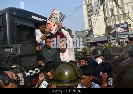 Kolkata, Inde. 26th févr. 2022. Des membres du Parti du Congrès protestent contre le meurtre présumé de l'ancien élève d'Aliah Anish Khan à Kolkata. (Photo de Sudipta Das/Pacific Press) crédit: Pacific Press Media production Corp./Alay Live News Banque D'Images