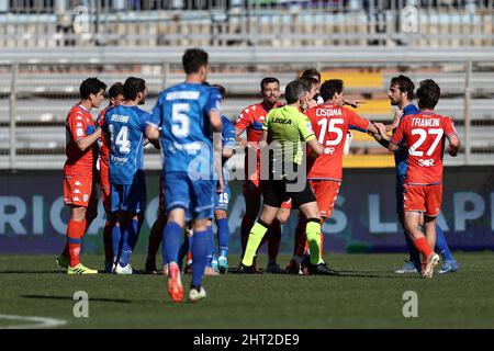 Côme, Italie. 26th févr. 2022. Les joueurs entourent l'arbitre Irrati pendant Como 1907 vs Brescia Calcio, match de football italien série B à Côme, Italie, février 26 2022 crédit: Agence de photo indépendante/Alamy Live News Banque D'Images