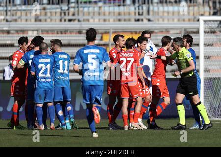 Côme, Italie. 26th févr. 2022. Les joueurs entourent l'arbitre Irrati pendant Como 1907 vs Brescia Calcio, match de football italien série B à Côme, Italie, février 26 2022 crédit: Agence de photo indépendante/Alamy Live News Banque D'Images