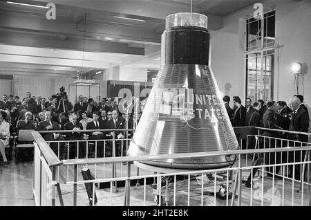 Mercury vaisseau spatial Friendship 7 au Science Museum, Londres, octobre 1965. Nouvelle conférence de presse pour annoncer que l'astronaute Colonel John Glenn ouvrira la semaine prochaine à Londres une exposition de la capsule spatiale Mercury dans laquelle il a effectué son vol spatial historique sur trois orbites en 1962. L'exposition sera ouverte jusqu'en février (1966). Banque D'Images