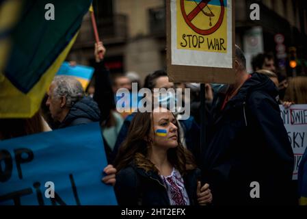 Barcelone, Espagne. 26th févr. 2022. Les manifestants pro-ukrainiens se réunissent avec leurs pancartes pour exiger des actions pour arrêter la guerre alors que les forces russes se rapprochent de Kiev Credit: Matthias Oesterle/Alay Live News Banque D'Images