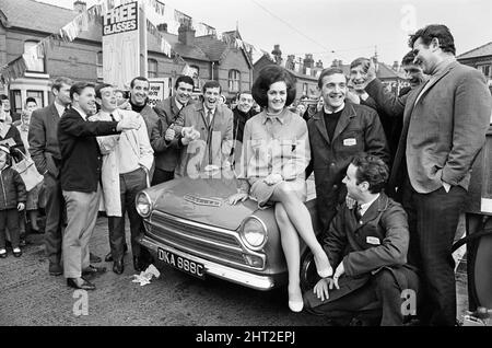 Le football de Liverpool Peter Thompson ouvre un nouveau garage à seulement 100 mètres du célèbre kop d'Anfield. Quelques-uns des grands tournemes à l'ouverture, y compris les joueurs de Liverpool de gauche à droite: Ron Yeats, Willie Stevenson, Ian St John, Peter Thompson et Geoff Strong avec la fiancée de Thompson Barbara Ponting assis sur le capot de la voiture. 14th mars 1966. Banque D'Images