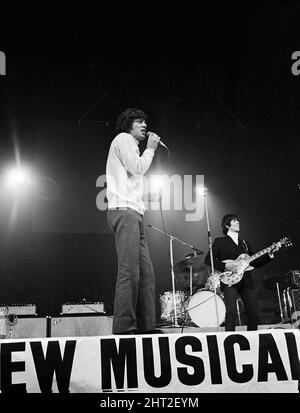 New musical Express Poll Winners concert pop à Empire Pool Wembley, 1965. Les Rolling Stones se présentant sur scène pendant le concert. De gauche à droite : chanteur Mick Jagger, batteur Charlie Watts (pour la plupart caché) et Keith Richards. The Stones a remporté le prix du meilleur groupe R & B britannique ainsi que le meilleur nouveau disque de l'année pour sa seule satisfaction (je ne peux pas obtenir non). 11th avril 1965. Banque D'Images