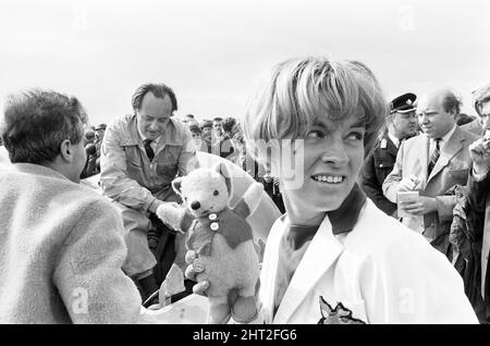 Proteus Bluebird, la voiture dans laquelle Donald Campbell a battu le record mondial de vitesse automobile a maintenant fait sa dernière course, à 5 km/h, à la station RAF, Debden, Essex, 19th juin 1966. Campbell devait faire une démonstration lors d'un gala, Mais 5 jours plus tôt, la voiture a été gravement endommagée quand, avec le pilote de course Peter Bolton aux commandes, elle a heurté une clôture en bois et une haie à 100 km/h, a navigué 10ft dans les airs en traversant la route de Cambridge Chelsford et a finalement tourné sur un terrain de 200 mètres. Également en photo, la femme Tonia Campbell. Banque D'Images
