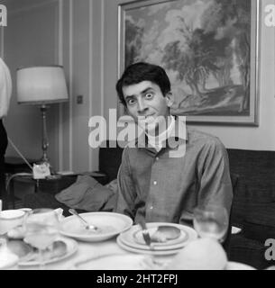 Gary Lewis, fils du comédien de cinéma américain Jerry Lewis photographié au petit déjeuner dans son hôtel de Londres avant de partir pour Amsterdam. Gary est le premier homme pour Gary Lewis et les Playboys. Gary Lewis et les Playboys étaient un groupe de pop et rock américain de l'époque 1960s. Ils sont mieux connus pour leur 1965 Billboard Hot 100 numéro un simple "Thor Ring", qui était le premier d'une série de singles à succès qu'ils avaient en 1965 et 1966. Le groupe avait une image de jeune garçon à côté semblable à celle des contemporains de l'invasion britannique tels que Herman's Hermites et Gerry et les stimulateurs cardiaques. Photo prise le 24th septembre 196 Banque D'Images