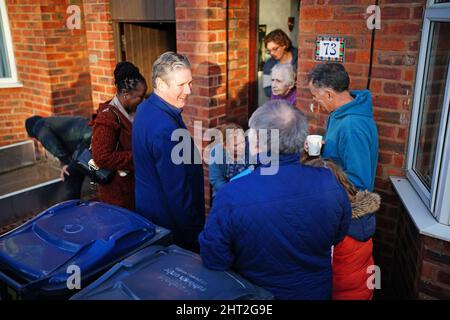 Le leader syndical Keir Starmer (deuxième à gauche) rencontre la famille Roche lors d'une visite à Erdington pour faire campagne avec la candidate Paulette Hamilton (à gauche) à l'élection partielle Birmingham Erdington. Date de la photo: Samedi 26 février 2022. Banque D'Images