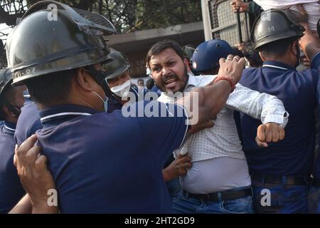 Kolkata, Bengale occidental, Inde. 26th févr. 2022. Des membres du Parti du Congrès protestent contre le meurtre présumé de l'ancien élève d'Aliah Anish Khan à Kolkata. (Credit image: © Sudipta Das/Pacific Press via ZUMA Press Wire) Banque D'Images