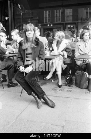 Françoise Hardy, chanteuse française, photographiée à Mayfair, Londres, 11th mars 1965. Françoise Hardy est au Royaume-Uni pour une session d'enregistrement et pour faire une apparition sur Ready Steady Go. Banque D'Images