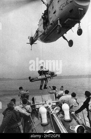 Le service de sauvetage aérien en mer RNLI et RAF vu ici teste un nouveau type de civière au large de la côte de Whitby. Le canot de sauvetage de Whitby et un hélicoptère à tourbillon Westland de 202 escadrons de la RAF Leconfield ont participé à l'opération. 10th mai 1966 Banque D'Images