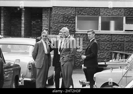 Meurtres de Shepherd's Bush, août 1966. Le vendredi 12th août 1966, trois policiers ont été assassinés à Londres. Les officiers patrouillaient à East Acton, se sont arrêtés pour interroger trois occupants d'une voiture qui attendait près de la prison de Wormwood. Harry Roberts a abattu le détective temporaire David Wombwell et le détective Christopher Head, tandis que John Duddy, un autre occupant du véhicule, a abattu le gendarme Geoffrey Fox. Les officiers, Head et Wombwell étaient tous deux membres de CID basés au poste de police de Shepherd's Bush, leur chauffeur, l'officier Fox, a souvent agi comme un Q-car (undercover) d Banque D'Images