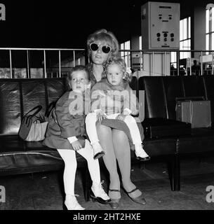 Petula Clark et ses enfants Catherine (2 ans) et Barbara (3 ans) à l'aéroport de Londres sur leur chemin vers Paris. 27th septembre 1965. Banque D'Images