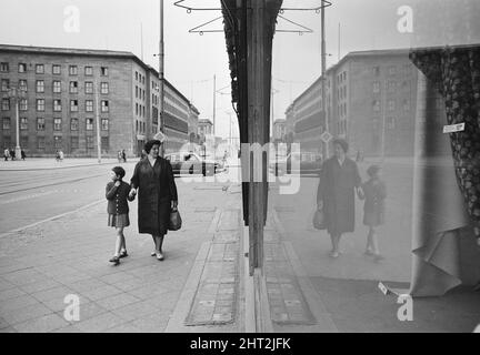 Scènes à Berlin-est, quatre ans après le début des travaux sur la construction du mur de Berlin, séparant l'est de l'Ouest. 26th mai 1965. Banque D'Images