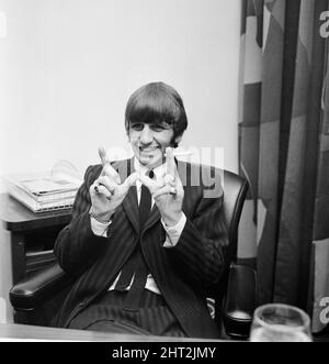 Le batteur des Beatles, Ringo Starr, est heureux de parler à la presse après la naissance de son fils de 8oz, Zak, le premier enfant de Ringo et de sa femme, Maureen Starkey, le 14th septembre 1965. Le bébé est né à l'hôpital de maternité Queen Charlotte à Londres. Banque D'Images