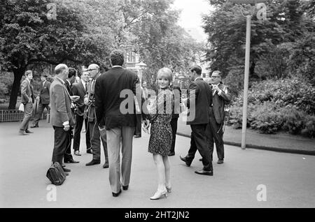 Petula Clark avec son mari Claude Wolff. 6th juin 1966. Banque D'Images
