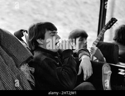 Groupe pop le FourMOST en tournée Bertie Higgins, batteur du groupe de Roeman trouve tôt le matin voyager tiring février 1965 Banque D'Images