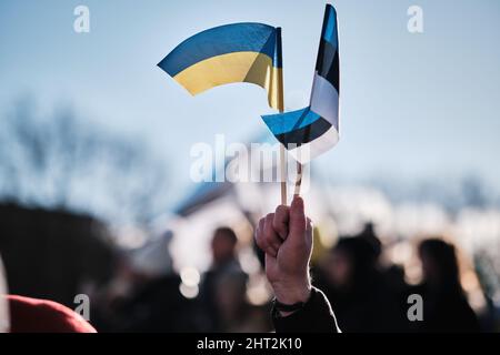 Tallinn, Estonie. 26th févr. 2022. Un manifestant détient des drapeaux ukrainiens et estoniens lors d'une manifestation contre l'invasion russe de l'Ukraine sur la place de la liberté à Tallinn. Crédit : SOPA Images Limited/Alamy Live News Banque D'Images