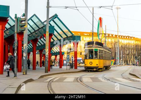 Belle photo d'un train jaune dans la gare de Milano Cadorna, Milan, Italie. Banque D'Images