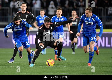 Empoli, Italie. 26th févr. 2022. Dusan Vlahovic du FC Juventus, Sebastiano Luperto du FC Empoli et Szymon Zurkowski du FC Empoli pendant la série Un match de football entre le FC Empoli et le FC Juventus au stade Carlo Castellani à Empoli (Italie), le 26th février 2022. Photo Andrea Staccioli/Insidefoto crédit: Insidefoto srl/Alamy Live News Banque D'Images