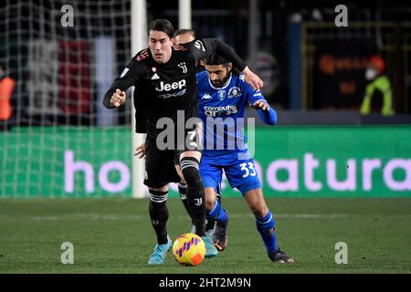 Empoli, Italie. 26th févr. 2022. Dusan Vlahovic du FC Juventus et Sebastiano Luperto du FC Empoli lors de la série Un match de football entre le FC Empoli et le FC Juventus au stade Carlo Castellani à Empoli (Italie), le 26th février 2022. Photo Andrea Staccioli/Insidefoto crédit: Insidefoto srl/Alamy Live News Banque D'Images