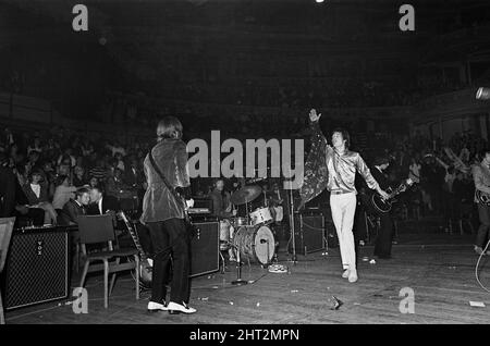 Les Rolling Stones ont donné un coup d'envoi à leur tournée au Royaume-Uni avec un concert au Royal Albert Hall.23rd septembre 1966 Banque D'Images