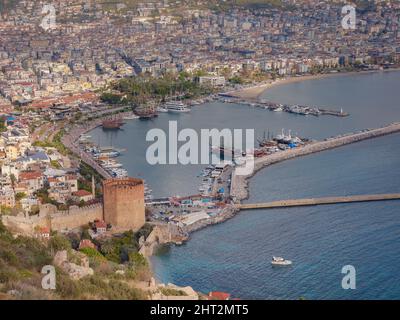 Alanya, turquie, promenade d'hiver au bord de la mer méditerranée. Vue d'Ariel sur le port d'Alanya depuis la péninsule d'Alanya. Riviera turque par jour d'hiver. Magnifique paysage urbain. Complexe turc. Banque D'Images