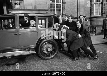 Le mariage d'Al Mancini et de Denny Dayviss au Caxton Hall, Londres. Les huit meilleurs hommes font la queue pour embrasser la mariée. G-D Groom Al Mancini, lance Percival, Jack Duncan, Frank Dux, Kenneth Cope, Roy Kinnear, William Rushton, Ronnie Carroll, Ned Sherrin avec la mariée. 23rd novembre 1965. Banque D'Images