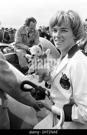 Proteus Bluebird, la voiture dans laquelle Donald Campbell a battu le record mondial de vitesse automobile a maintenant fait sa dernière course, à 5 km/h, à la station RAF, Debden, Essex, 19th juin 1966. Campbell devait faire une démonstration lors d'un gala, Mais 5 jours plus tôt, la voiture a été gravement endommagée quand, avec le pilote de course Peter Bolton aux commandes, elle a heurté une clôture en bois et une haie à 100 km/h, a navigué 10ft dans les airs en traversant la route de Cambridge Chelsford et a finalement tourné sur un terrain de 200 mètres. Également en photo, la femme Tonia Campbell. Banque D'Images