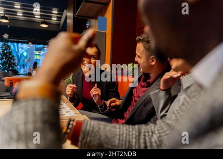 Groupe de gens de bussnie multiraciaux parlent Banque D'Images