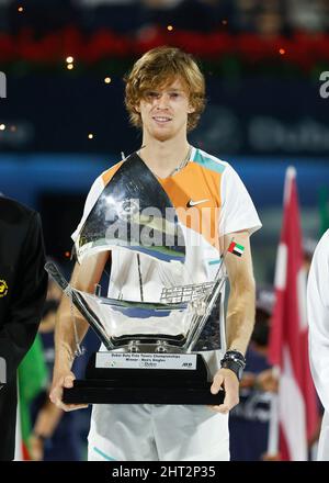 Dubaï, Émirats arabes Unis, 26th février 2022. Le joueur de tennis russe Andrey Rublev est le vainqueur du tournoi des Championnats de tennis duty Free de Dubaï au stade de tennis duty Free de Dubaï le samedi 26 février 2022., © Juergen Hasenkopf / Alamy Live News Banque D'Images