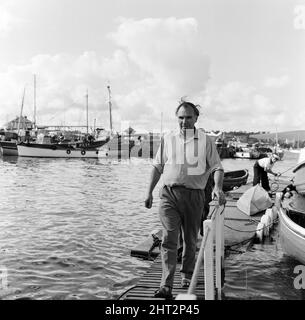 La recherche du bateau de plaisance disparu Darlwyne qui a coulé le 31st juillet 1966. Le naufrage tragique du Darlwyne a entraîné la perte de 31 vies et l'épave du bateau n'a jamais été trouvée. Les cadavres de seulement 12 des 31 personnes à bord ont jamais été récupérés. En photo, M. Rainbird, propriétaire du canot appartenant à la Darlwyne, a photographié l'amarrage du canot à une jetée dans le port de Falmouth après l'avoir identifié. 1st août 1966. Banque D'Images