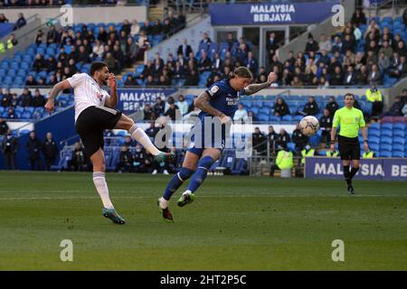 CARDIFF, ROYAUME-UNI. FÉV 26th Aleksandar Mitrovic de Fulham frappe pour but lors du match de championnat Sky Bet entre Cardiff City et Fulham au Cardiff City Stadium, Cardiff, le samedi 26th février 2022. (Credit: Jeff Thomas | MI News) Credit: MI News & Sport /Alay Live News Banque D'Images