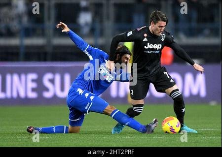 Empoli, Italie. 26th févr. 2022. Sebastiano Luperto du FC Empoli concurrence pour le bal avec Dusan Vlahovic du FC Juventus lors de la série Un match entre Empoli Calcio et Juventus FC au Stadio Carlo Castellani, Empoli, Italie, le 26 février 2022. Credit: Giuseppe Maffia/Alay Live News Banque D'Images