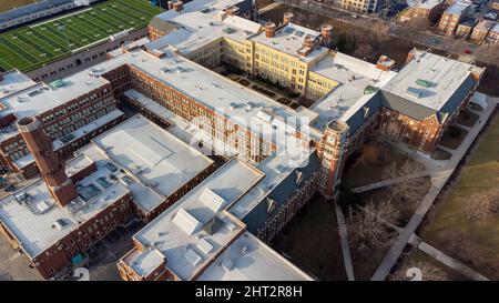 Vue aérienne du campus de Lane Tech College. Chicago, Illinois, États-Unis. Banque D'Images