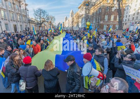 Londres, Royaume-Uni. 26th févr. 2022. Les manifestants marchent le long de Whitehall avec un drapeau ukrainien géant. Des centaines de personnes se rassemblent pour manifester leur solidarité avec l'Ukraine devant Downing Street. L'Ukraine étant désormais un pays occupé et la capitale Kiev assiégée par l'armée russe occupante, les manifestants se réunissent pour mettre fin à l'attaque contre le pays et soutenir les droits de l'Ukraine et des Ukrainiens. Penelope Barritt/Alamy Live News Banque D'Images