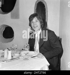Rolling Stones: 23 décembre 1966, dîner pour une personne au restaurant italien Trattoria Terrazza de Soho, comme Mick Jagger déclare sa romance avec Chrissie Shrimpton est terminée. Il est cité pour avoir dit: ' Je ne creuse pas le mariage à l'heure actuelle ' Banque D'Images