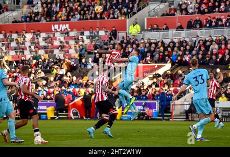 Londres, Royaume-Uni. 26th févr. 2022. Ivan Toney, du Brentford FC, se lève pour prendre la tête du match de la Premier League entre Brentford et Newcastle United au Brentford Community Stadium, Londres, Angleterre, le 26 février 2022. Photo de Phil Hutchinson. Utilisation éditoriale uniquement, licence requise pour une utilisation commerciale. Aucune utilisation dans les Paris, les jeux ou les publications d'un seul club/ligue/joueur. Crédit : UK Sports pics Ltd/Alay Live News Banque D'Images