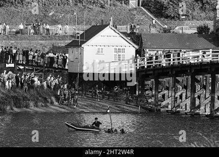 Le bateau de plaisance Prince of Wales a chaviré et a fait passer ses 39 passagers dans l'estuaire du Mawddach à Penmaenpool, Merioneth, au nord du pays de Galles, le 22nd juillet 1966 . La visite de l'après-midi d'été est devenue une lutte soudaine pour la survie alors que le bateau faisait un virage en « U » vers une jetée d'atterrissage. Le prince de Galles a été balayé contre un pont à péage. Un trou a été déchiré dans le bateau et il a coulé en trois minutes. Entraînant la mort de 15 personnes, dont 4 enfants. Sur la photo, des grenouille sur la scène du naufrage, près du mât. 23rd juillet 1966. Banque D'Images