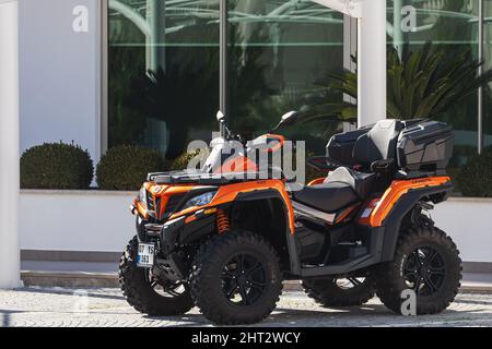 Side, Turquie – 02 2022 février : le quad orange CF moto C Force se place dans la rue un jour d'été avec un hôtel en toile de fond Banque D'Images