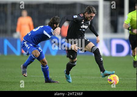 Empoli, Italie. 26th févr. 2022. Dusan Vlahovic de Juventus FC rivalise pour le bal avec Sebastiano Luperto de Empoli FC lors de la série Un match entre Empoli Calcio et Juventus FC au Stadio Carlo Castellani, Empoli, Italie, le 26 février 2022. Credit: Giuseppe Maffia/Alay Live News Banque D'Images